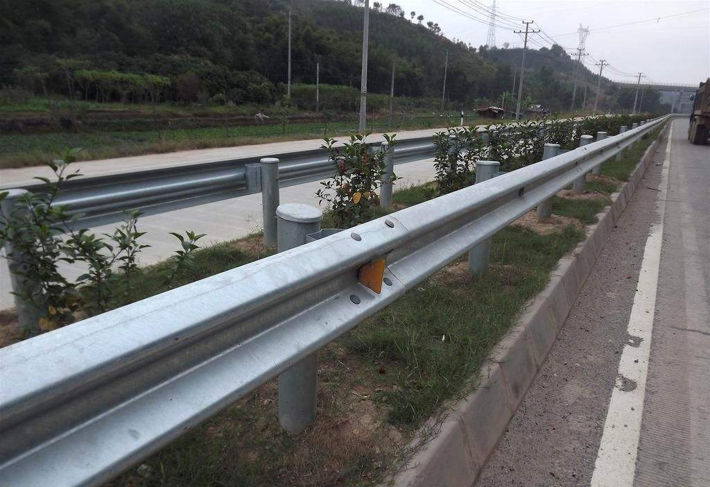 交通護欄,交通設(shè)施欄桿,交通鋅鋼護欄